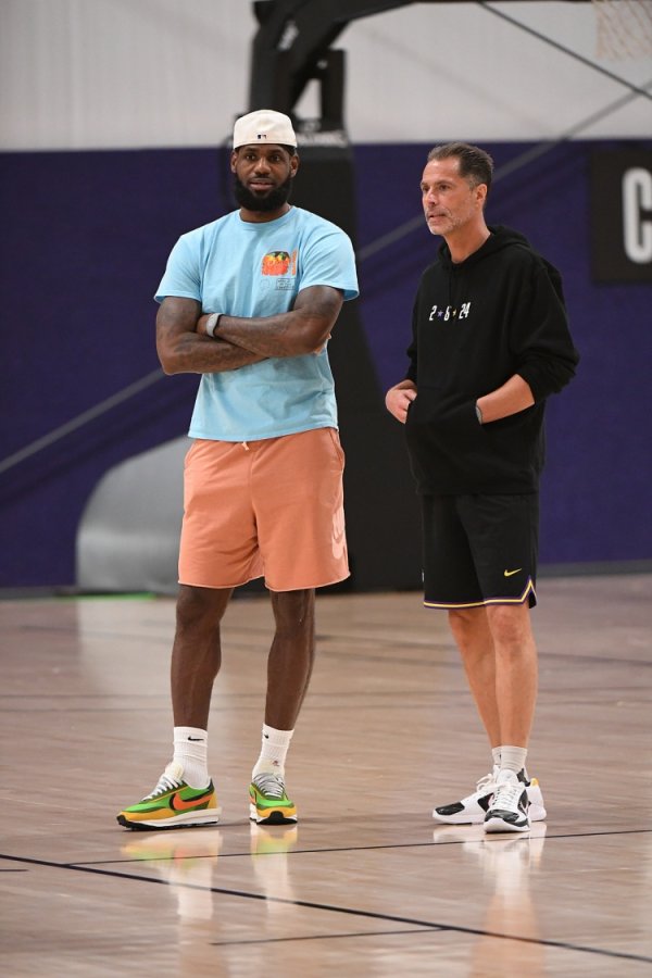 Famous reporter: James  execution options have not responded to the Lakers so far, and there was an official statement last year s contract renewal 👀