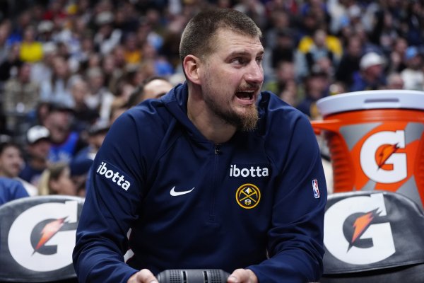No need for me to take action! Jokic sat firmly on the bench, Varan scored 2 three-pointers and led the team to a 19-3 victory to stop the Warriors.