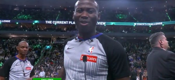 Bucks VS Hornets, the referee was messed up: we didn’t see who went out of bounds, just two people jumped the ball 😂😂