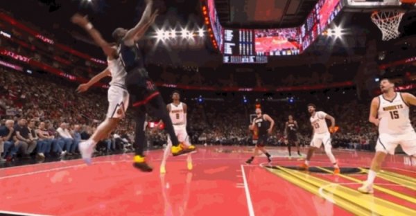 Ultimate offense and defense! Durant fell back and was blocked by Murray from the side. KD turned around and gave Jokic another hot pot.