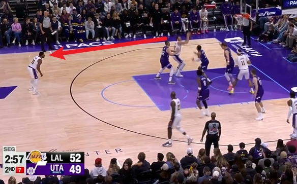 🔭Invincible vision! Doncic passed the ball behind his head without looking at anyone and assisted Smart in hitting a three-pointer.