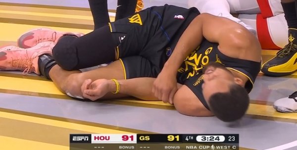 The referee changed the decision to Curry for a foul! Amen knocked down Curry and both fell to the ground. Amen covered his face in pain.